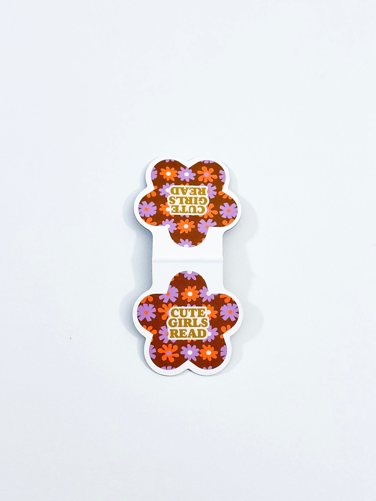 Magnetic bookmark con diseño 'Cute Girls Read', ilustrado con una chica leyendo en tonos pastel y detalles florales, creado por Julizco.