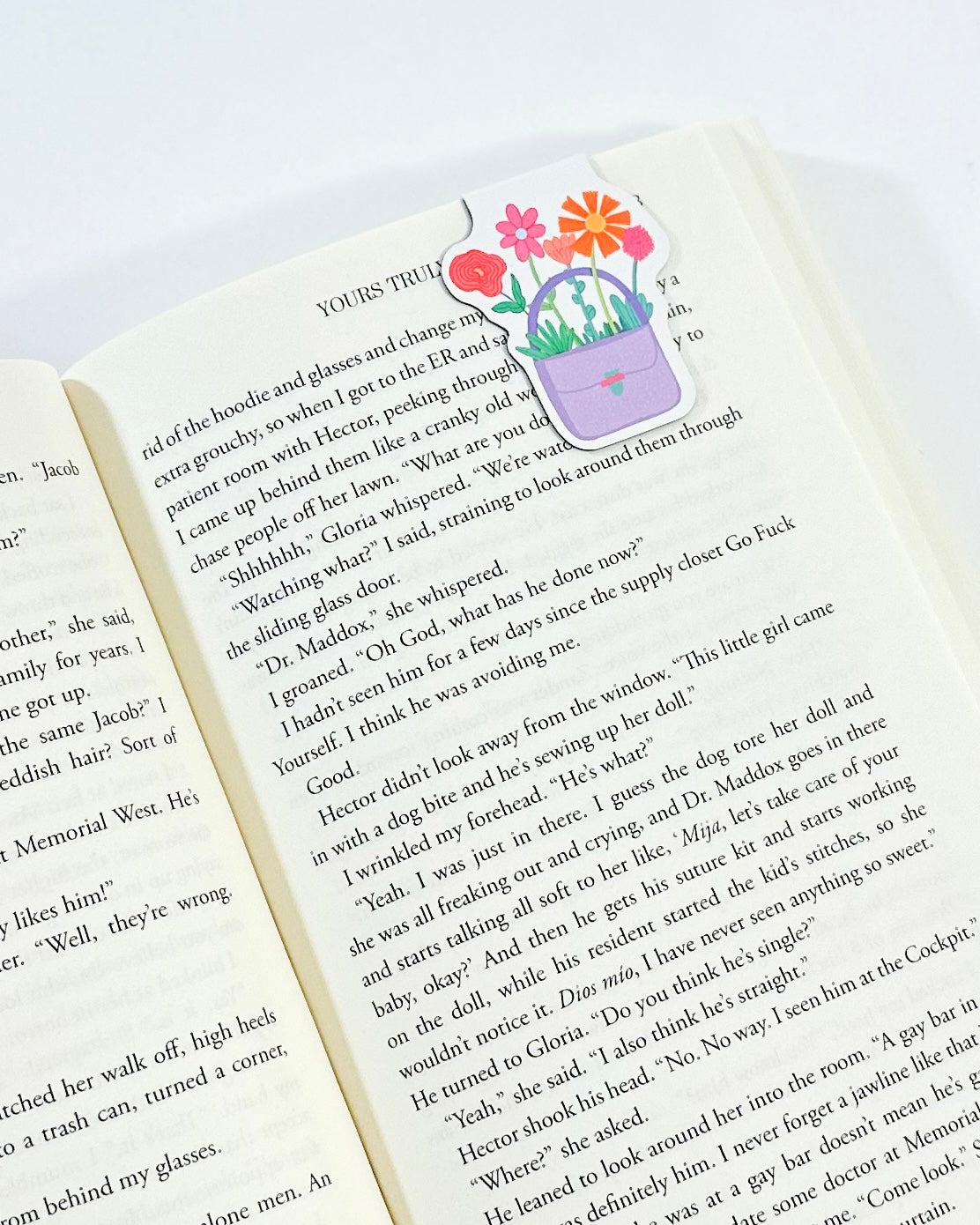 Magnetic bookmark con diseño 'Purse of Flowers', ilustrado con un bolso lleno de flores en tonos vibrantes, creado por Julizco.
