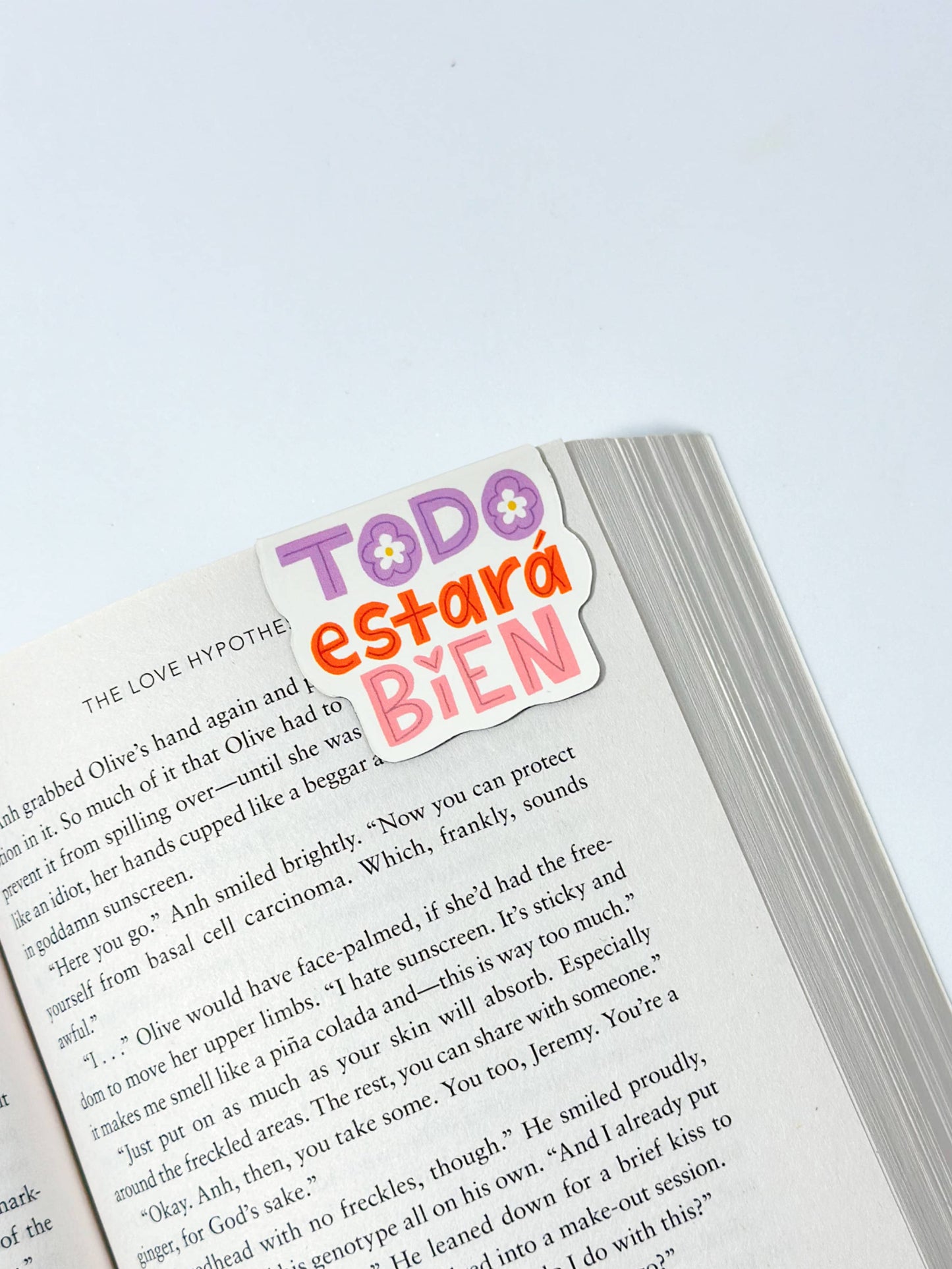 Magnetic bookmark con diseño 'Todo Estará Bien', ilustrado con colores suaves y tipografía relajante, rodeado de elementos florales, creado por Julizco.