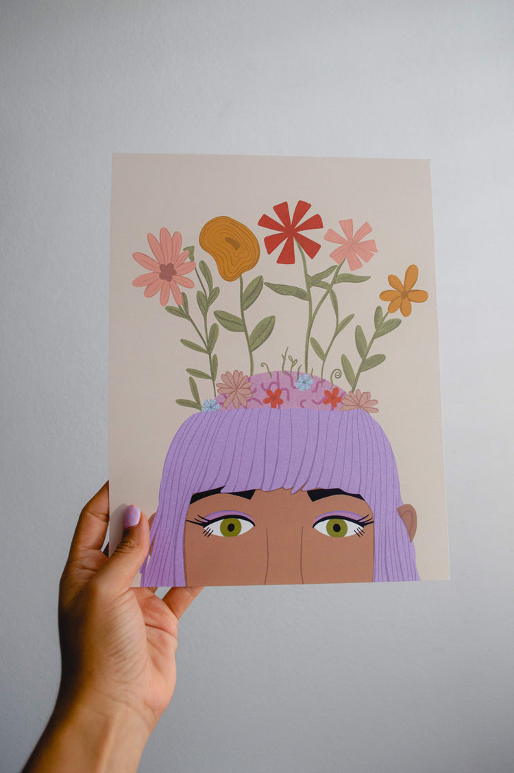 Ilustración de un art print que muestra a una mujer con el cabello violeta del cual brotan flores coloridas.