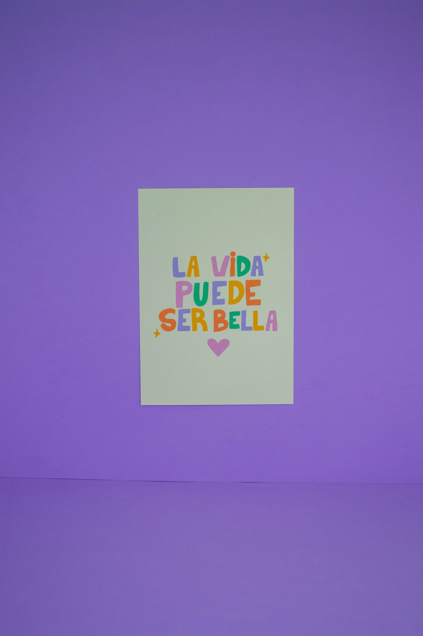 Ilustración con la frase "La Vida Puede Ser Bella" en letras manuscritas de diferentes colores, ideal para inspirar felicidad en tus espacios.