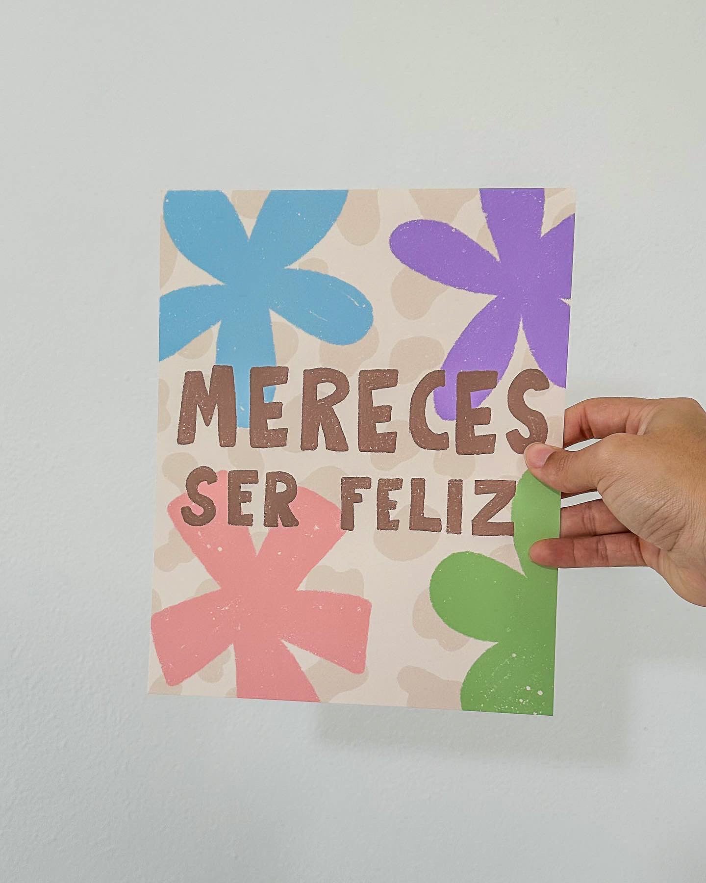 Frase "Mereces Ser Feliz" rodeada de flores de colores vibrantes.