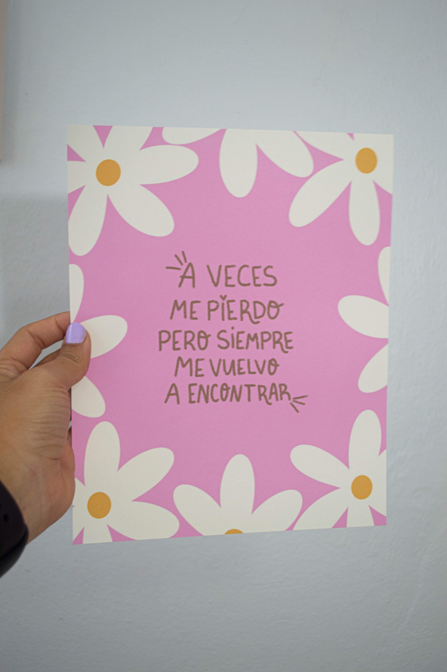 Frase "Me Vuelvo a Encontrar" rodeada de dibujos de flores