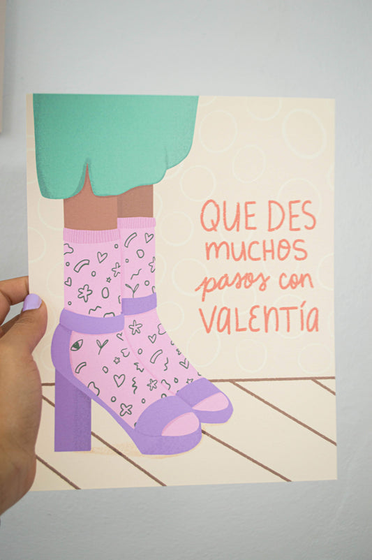 Ilustración de los pies de una persona con medias funky y plataformas violetas, acompañada de la frase "Pasos de Valentía".