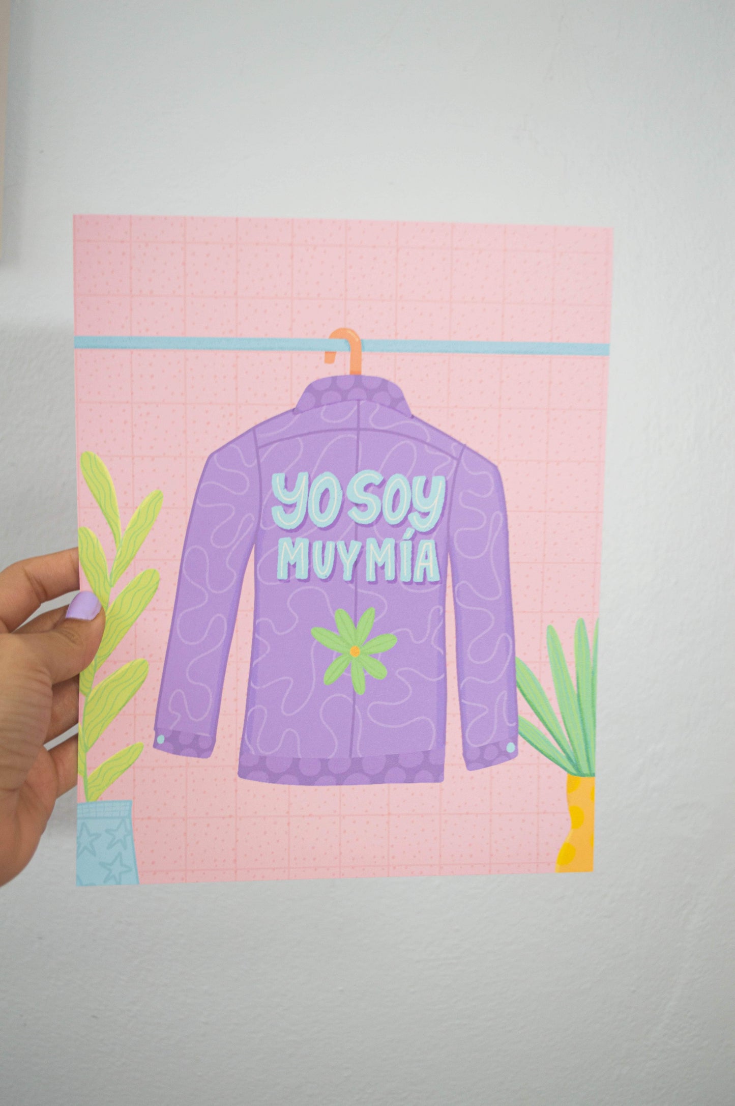 Ilustración de una chaqueta de mezclilla color violeta con el mensaje "Yo Soy Muy Mía" en la parte posterior.