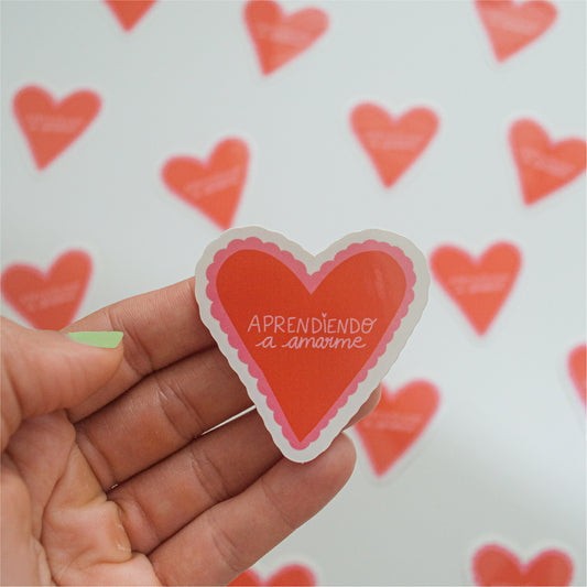 Sticker en forma de corazón con el texto "Aprendiendo a Amarme"