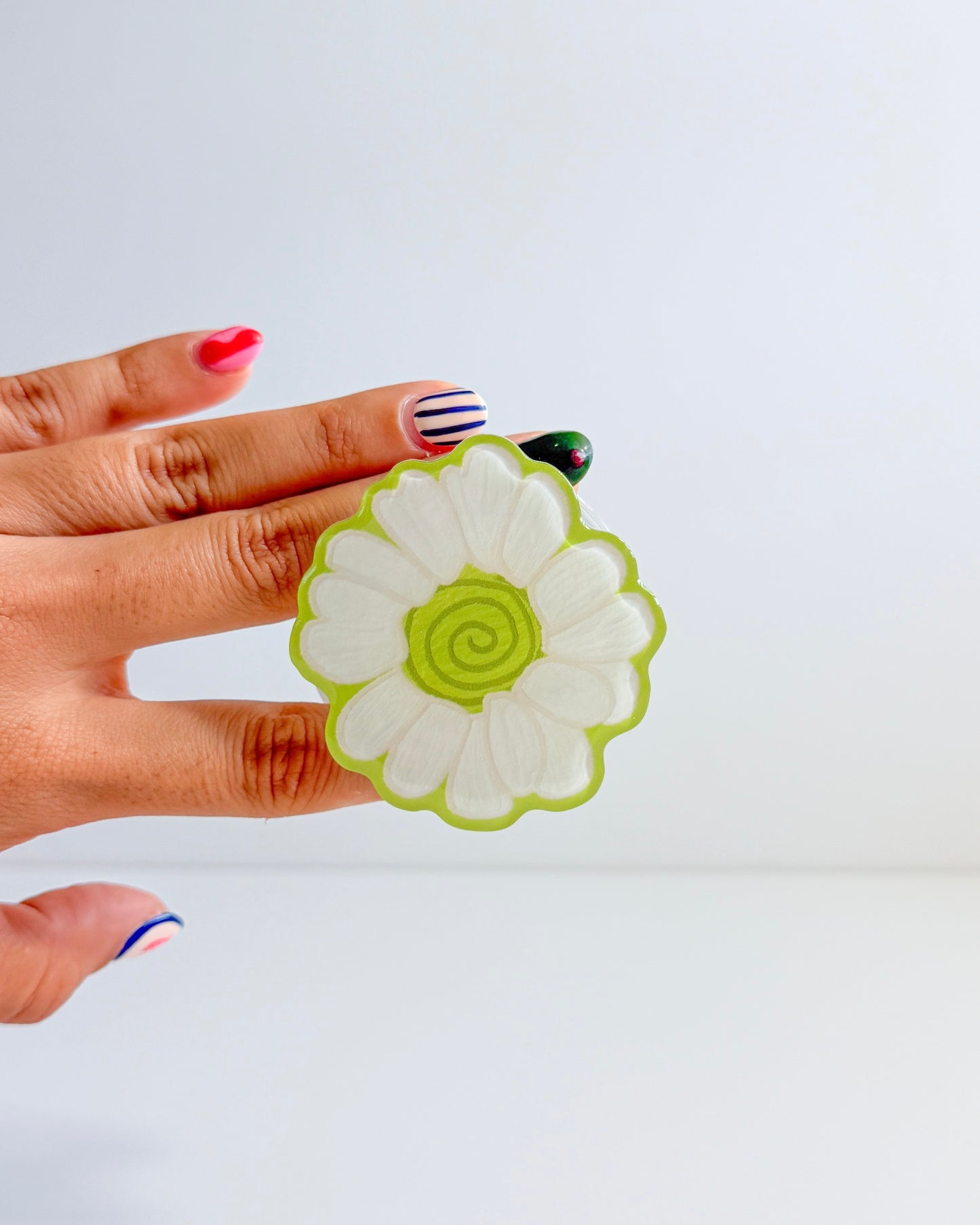 White Flower Magnetic Grip Holder
