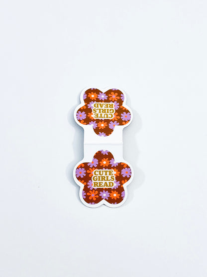Magnetic bookmark con diseño 'Cute Girls Read', ilustrado con una chica leyendo en tonos pastel y detalles florales, creado por Julizco.