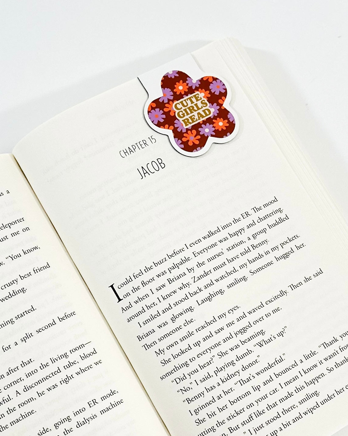 Magnetic bookmark con diseño 'Cute Girls Read', ilustrado con una chica leyendo en tonos pastel y detalles florales, creado por Julizco.