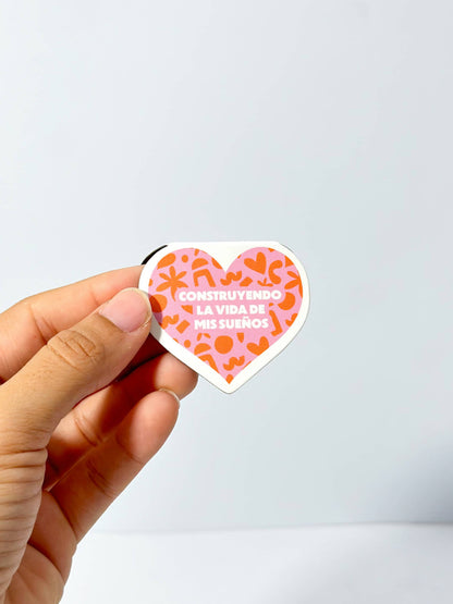 Magnetic bookmark con diseño 'Groovie Cutie' y la frase 'Construyendo la vida de mis sueños', con ilustración colorida de estilo retro y detalles vibrantes, creado por Julizco
