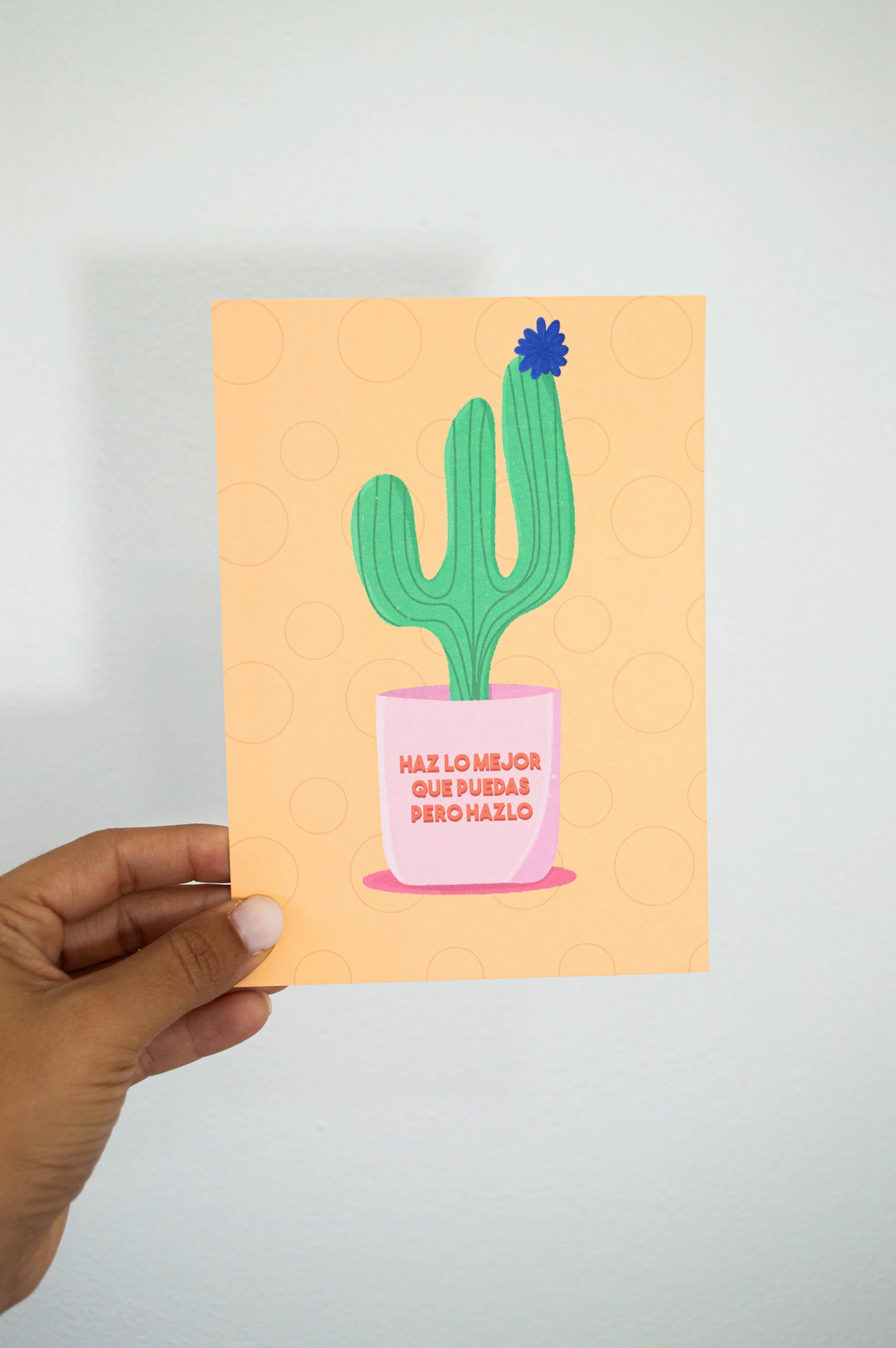 Ilustración de un tiesto con un cactus y la frase "Haz lo mejor que puedas, pero hazlo", ideal para inspirar a la acción.