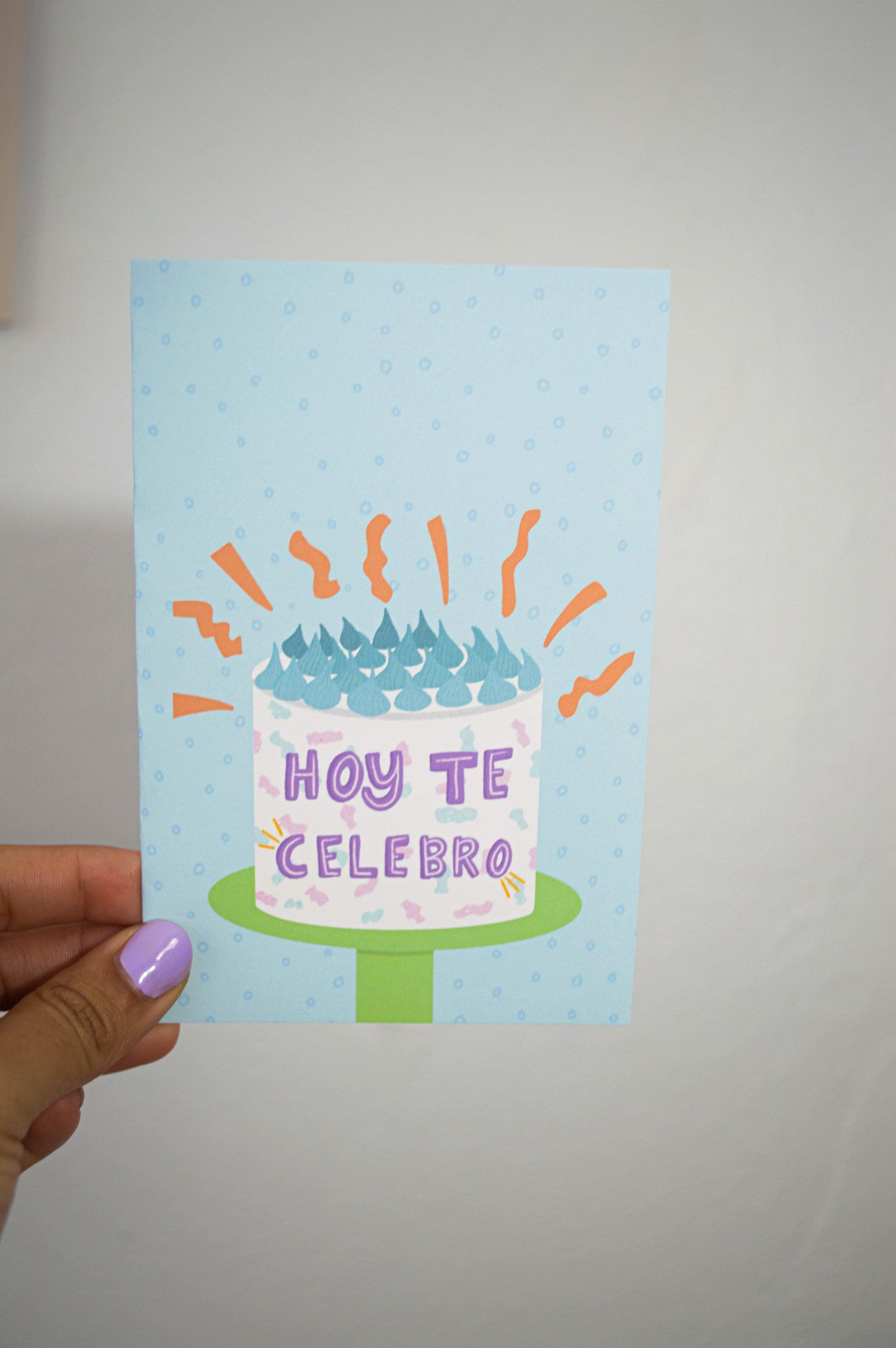 Tarjeta hecha a mano con un bizcocho que dice "Hoy Te Celebro", ideal para cualquier ocasión festiva, incluye sobre colorido.