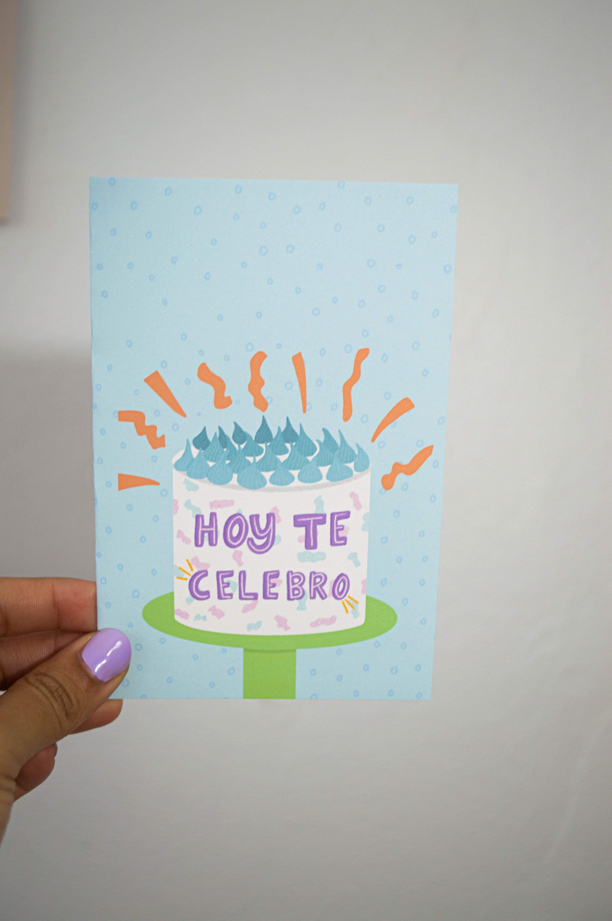 Tarjeta hecha a mano con un bizcocho que dice "Hoy Te Celebro", ideal para cualquier ocasión festiva, incluye sobre colorido.