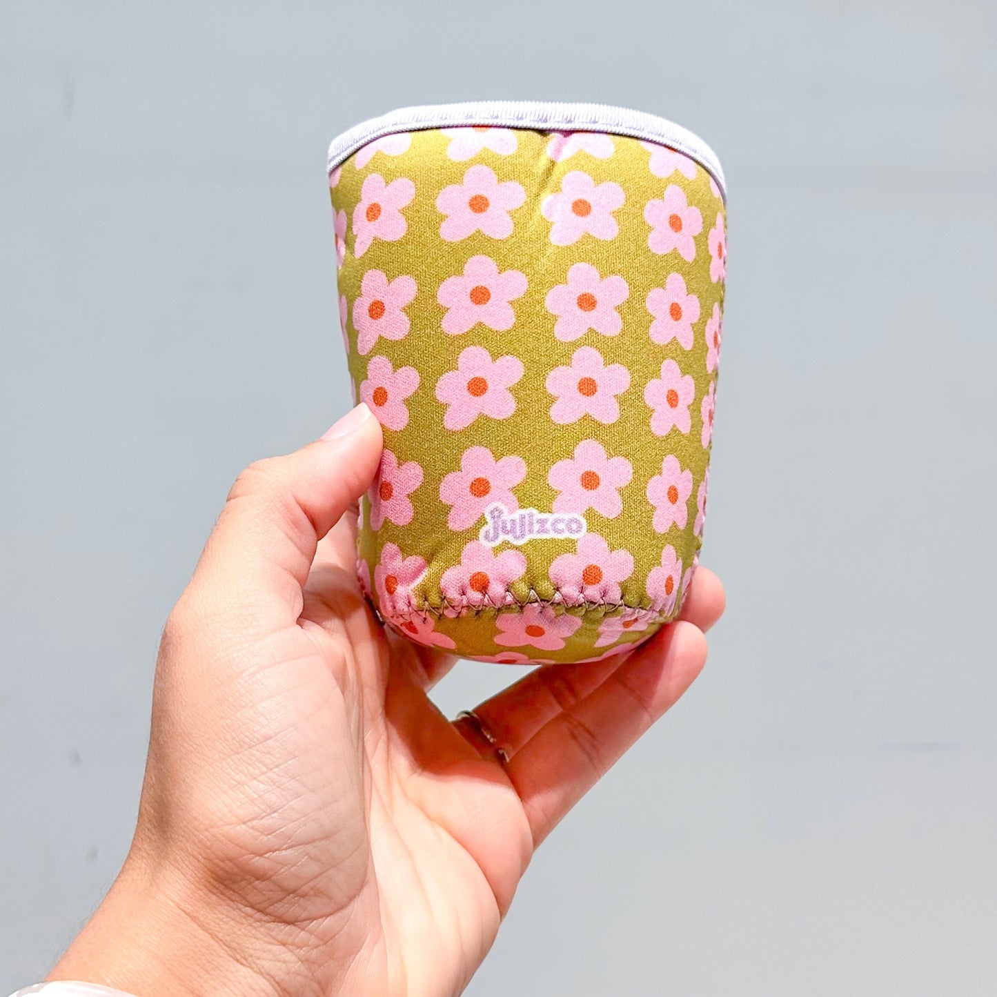 Cup Sleeve de Olive & Pink Flowers con diseño floral en tonos oliva y rosa