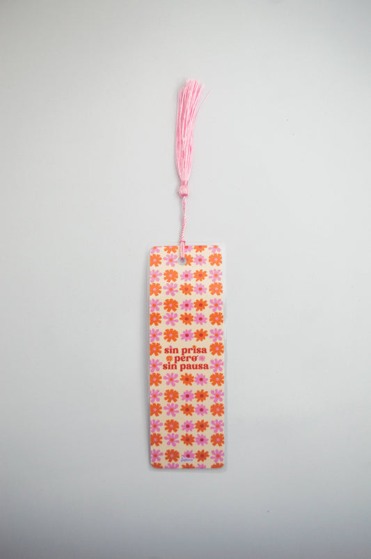 Bookmark en diseño que dice "Sin Prisa Pero Sin Pausa" con tassel de color.