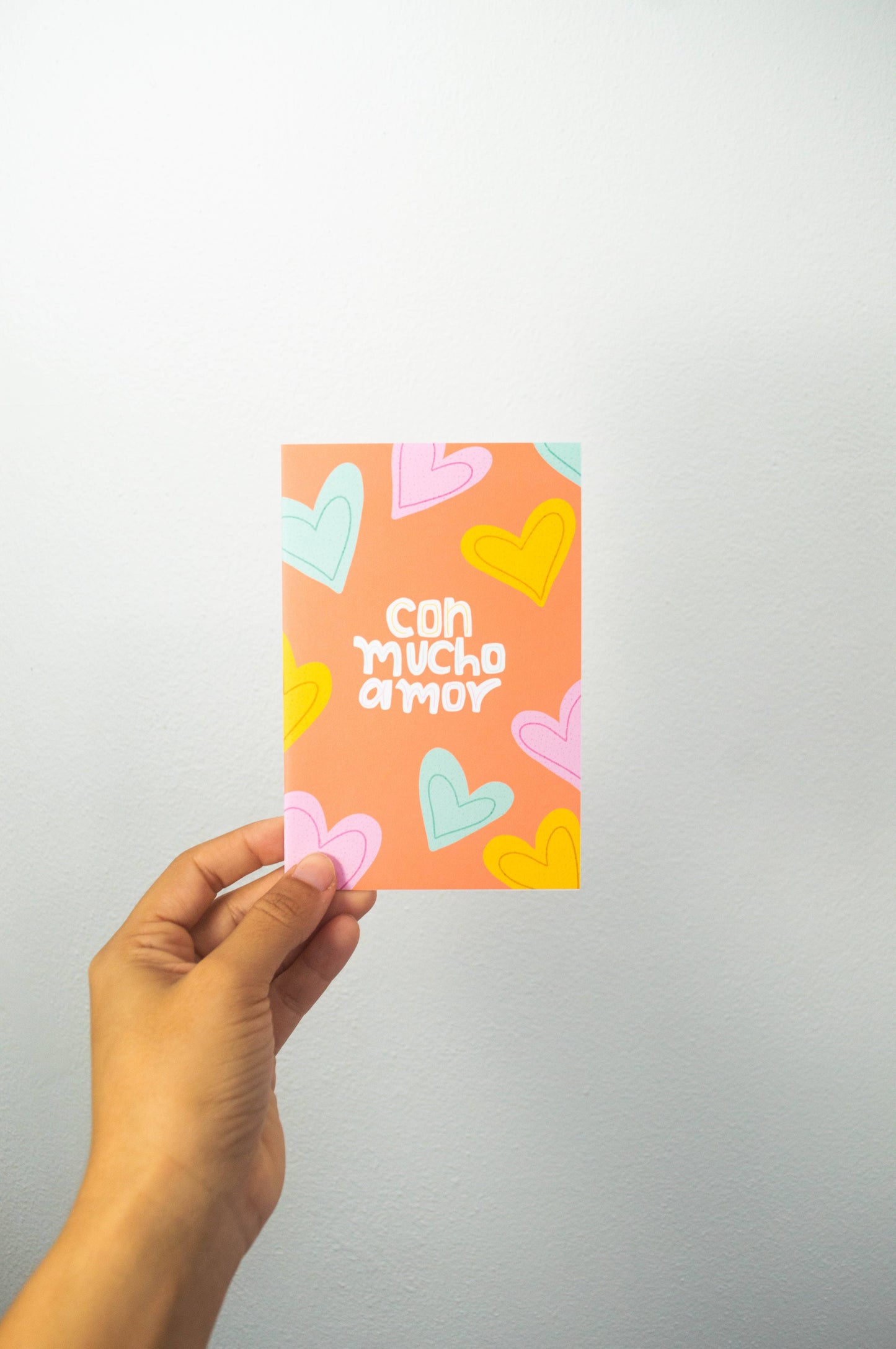 tarjeta de felicitación hecha a mano con un diseño anaranjado y corazones que expresa amor, tamaño ideal y sobre incluido.