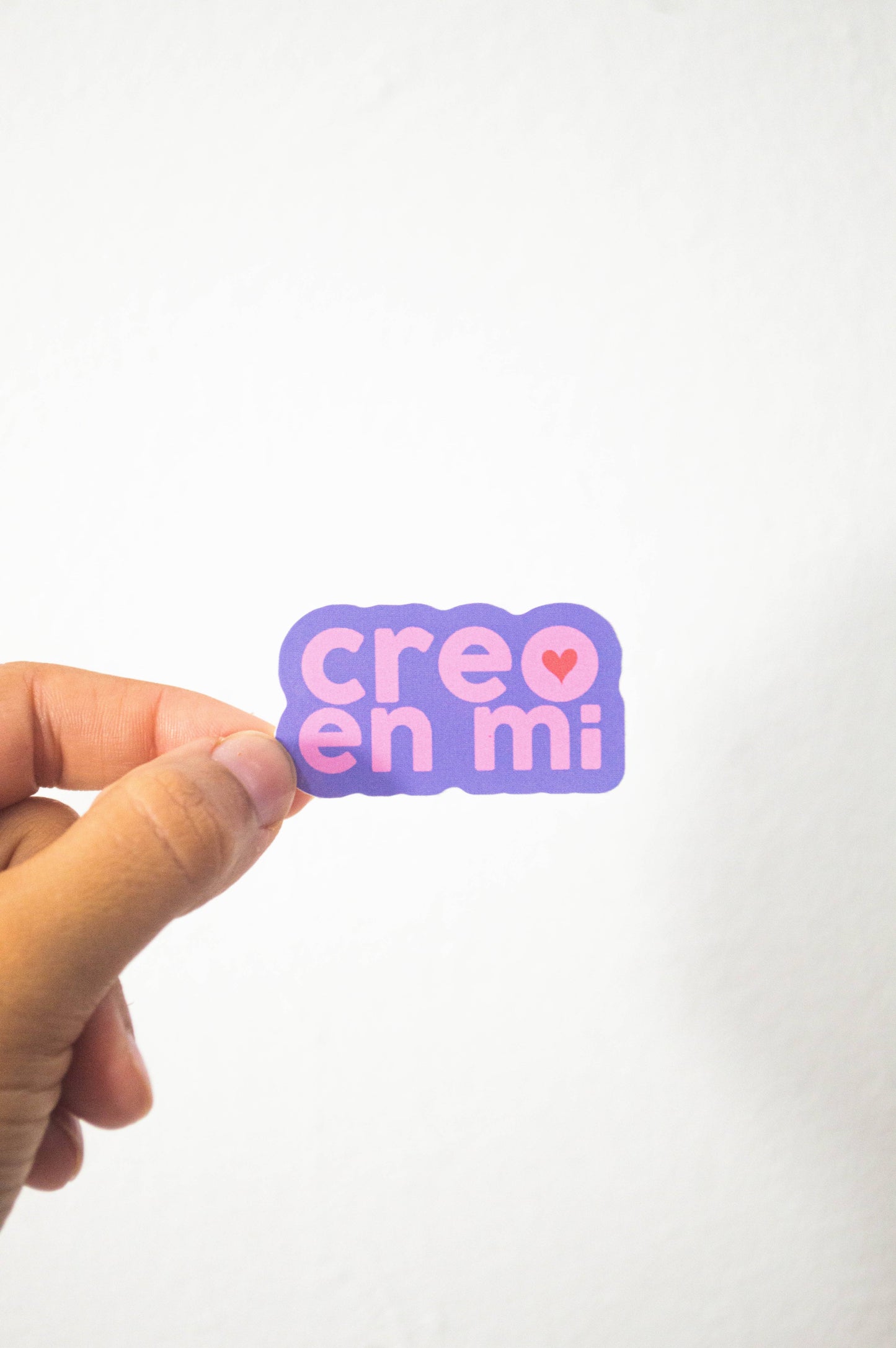 Sticker en tonos violetas con la frase "Creo en Mí