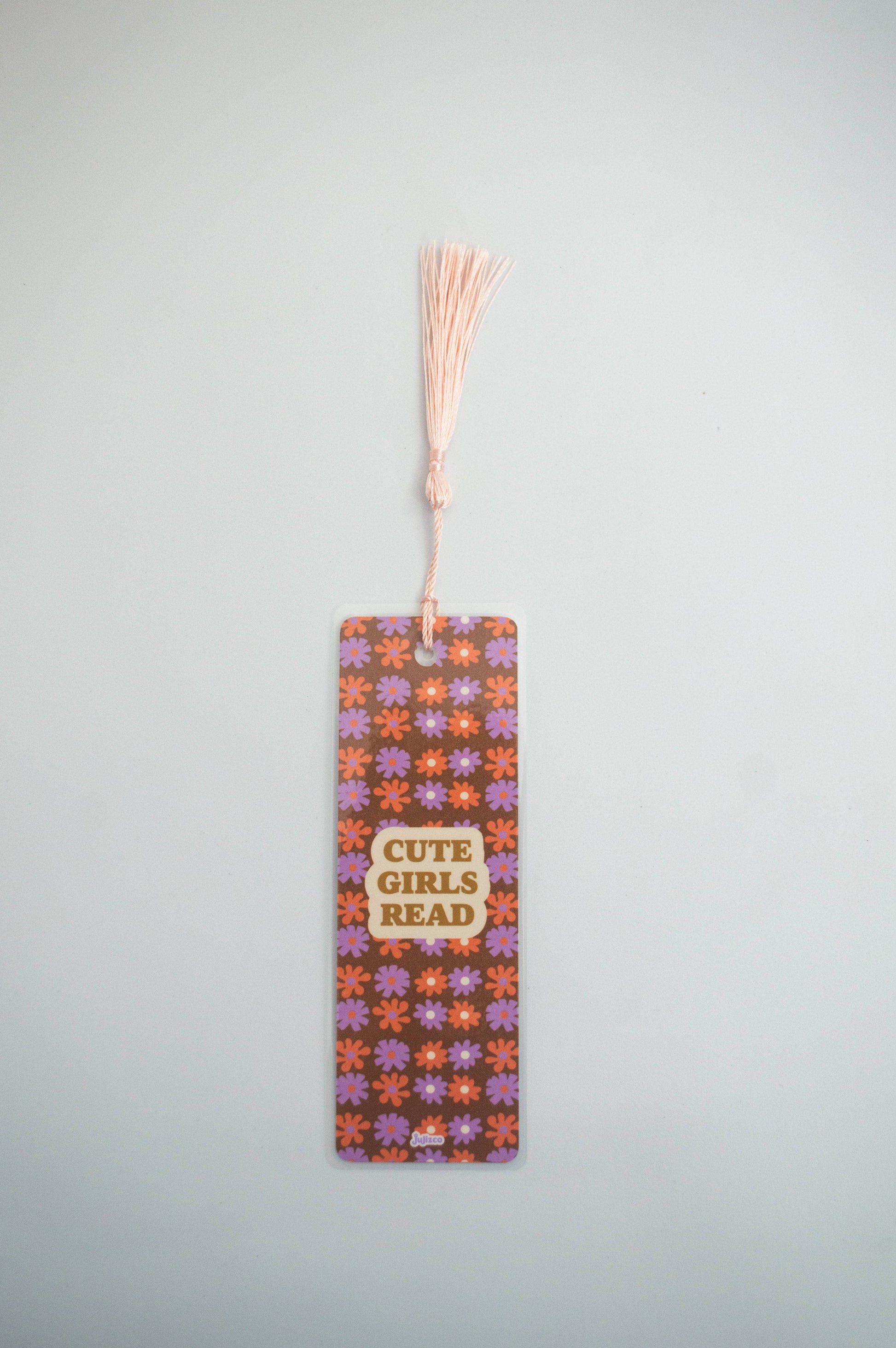 (Bookmark en diseño que dice "Cute Girls Read" con tassel de color.)