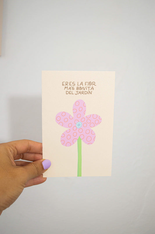 Tarjeta hecha a mano con una flor y el mensaje "Eres la flor más bonita del jardín", ideal para expresar cariño, incluye sobre colorido.