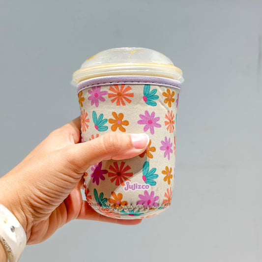 Cup Sleeve de Flowers Paradise con un diseño vibrante de flores coloridas