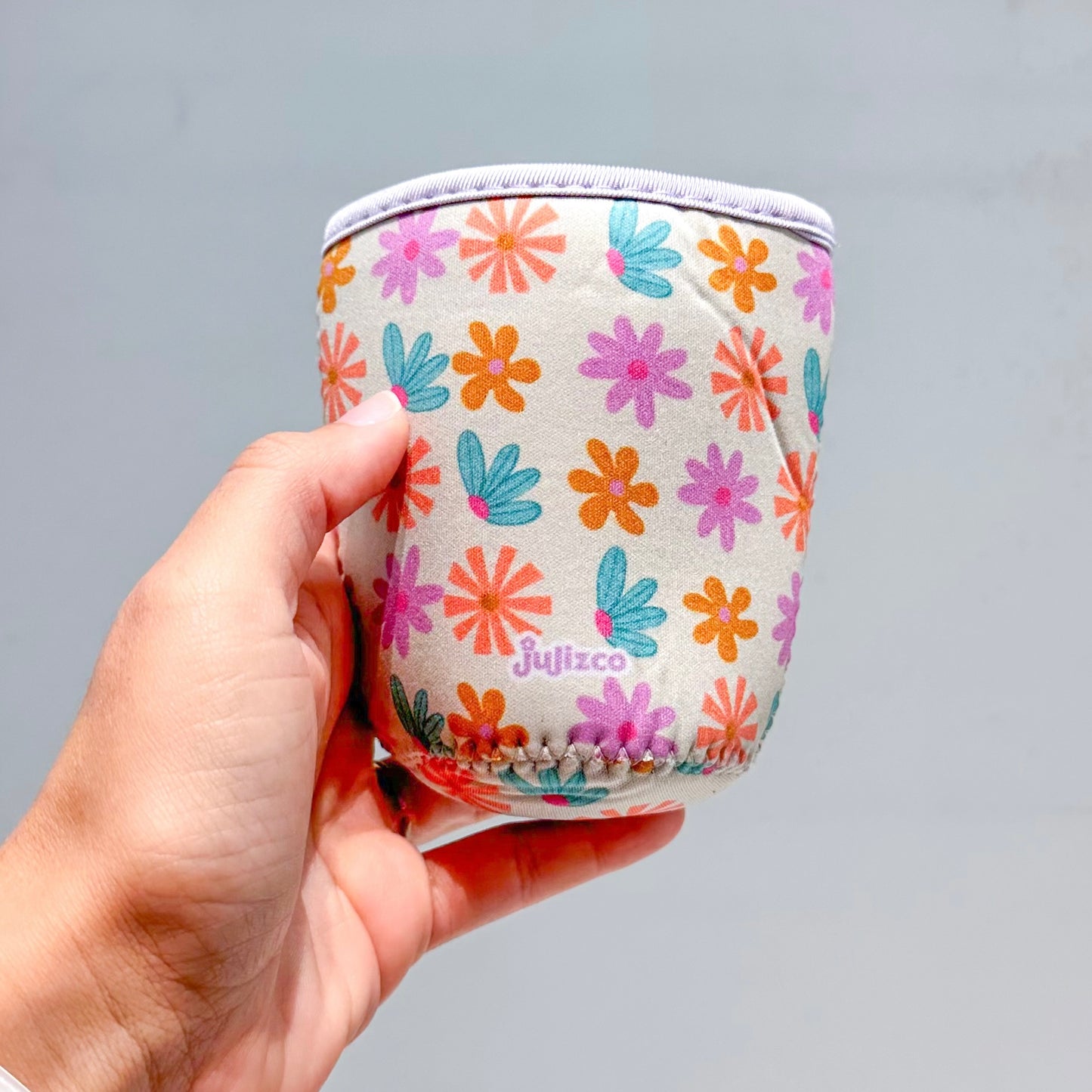 Cup Sleeve de Flowers Paradise con un diseño vibrante de flores coloridas