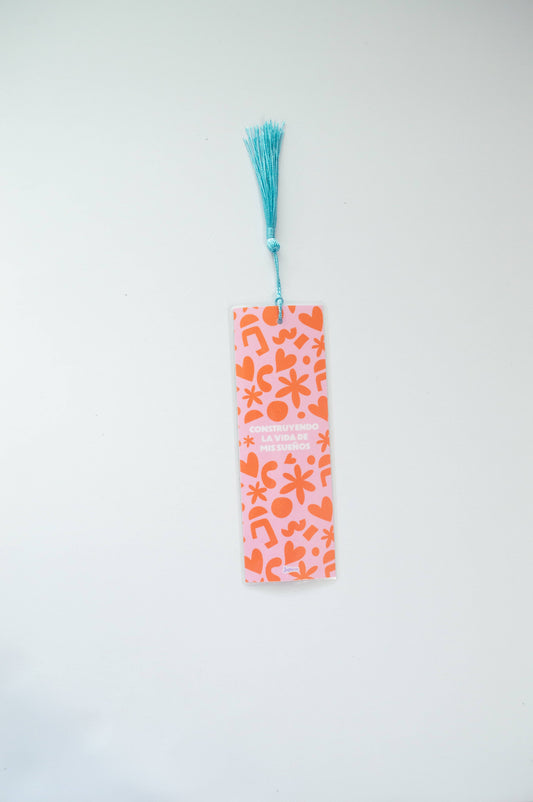 Bookmark con diseño de flores y tassel de color.