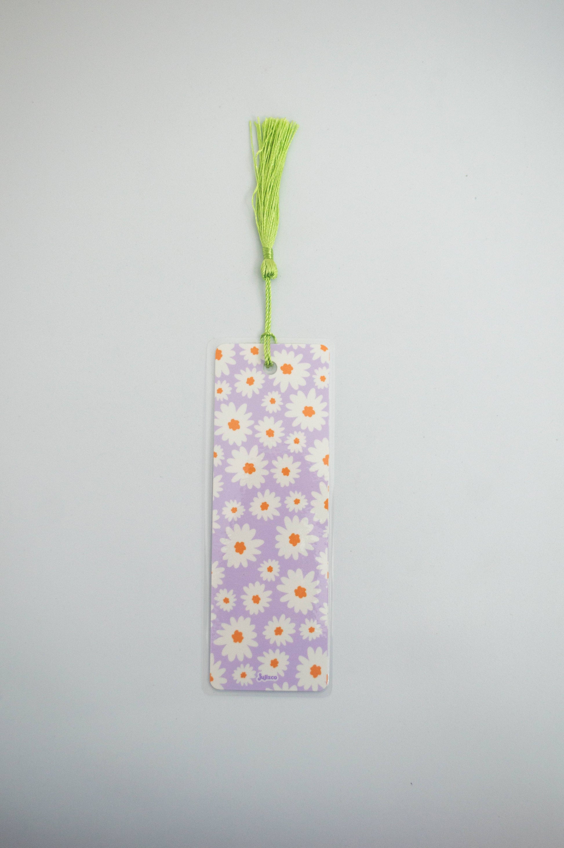 Bookmark en diseño de margaritas lavanda con tassel de color.