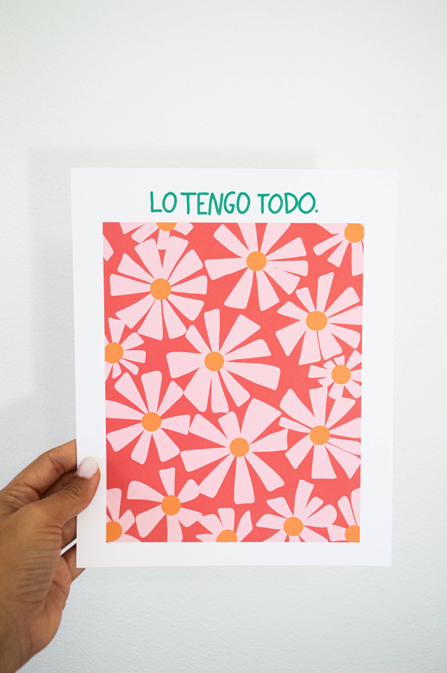 Ilustración de flores rosas con el mensaje "Lo Tengo Todo".