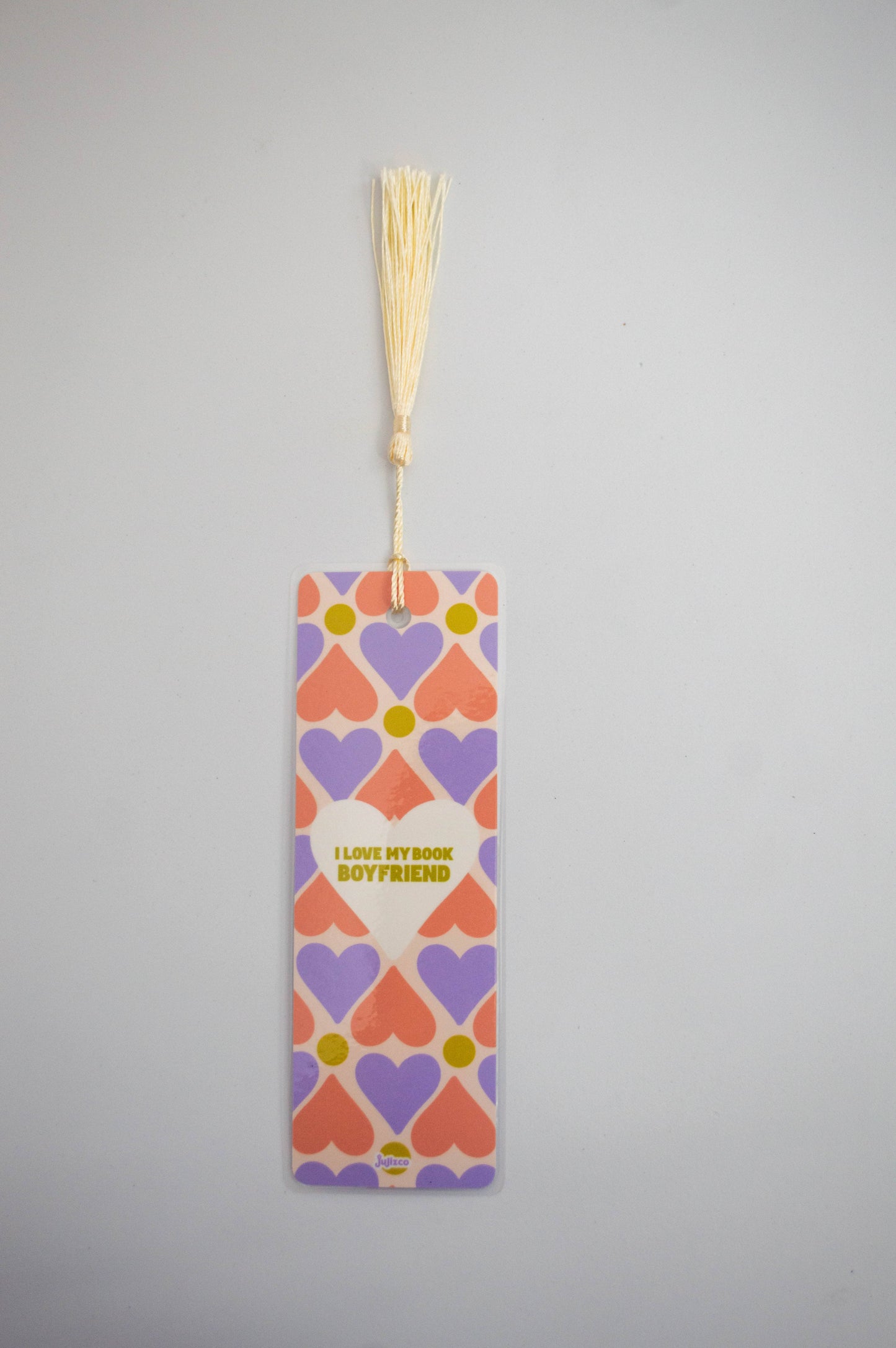 Bookmark en diseño que dice "Love My Book Boyfriend" con tassel de color.