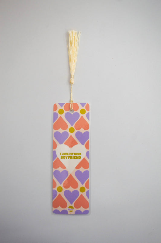 Bookmark en diseño que dice "Love My Book Boyfriend" con tassel de color.