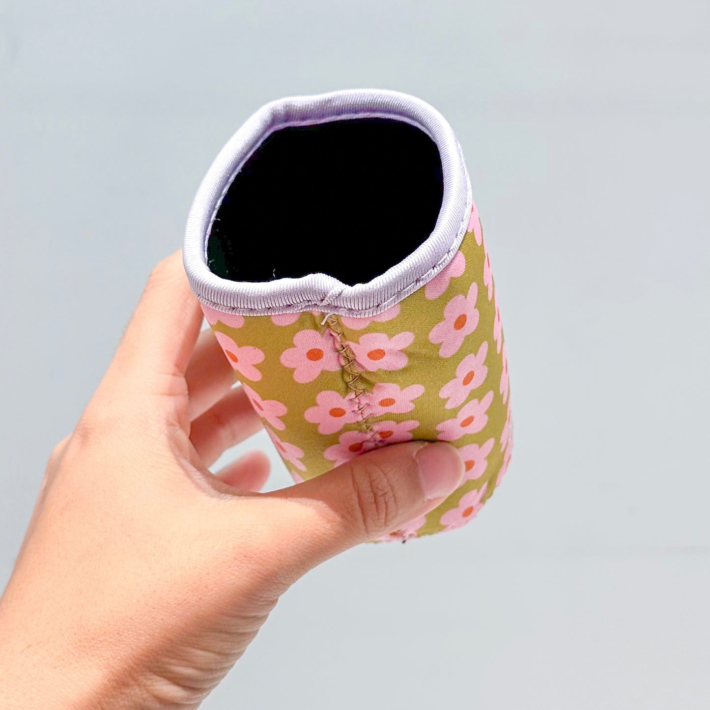 Cup Sleeve de Olive & Pink Flowers con diseño floral en tonos oliva y rosa