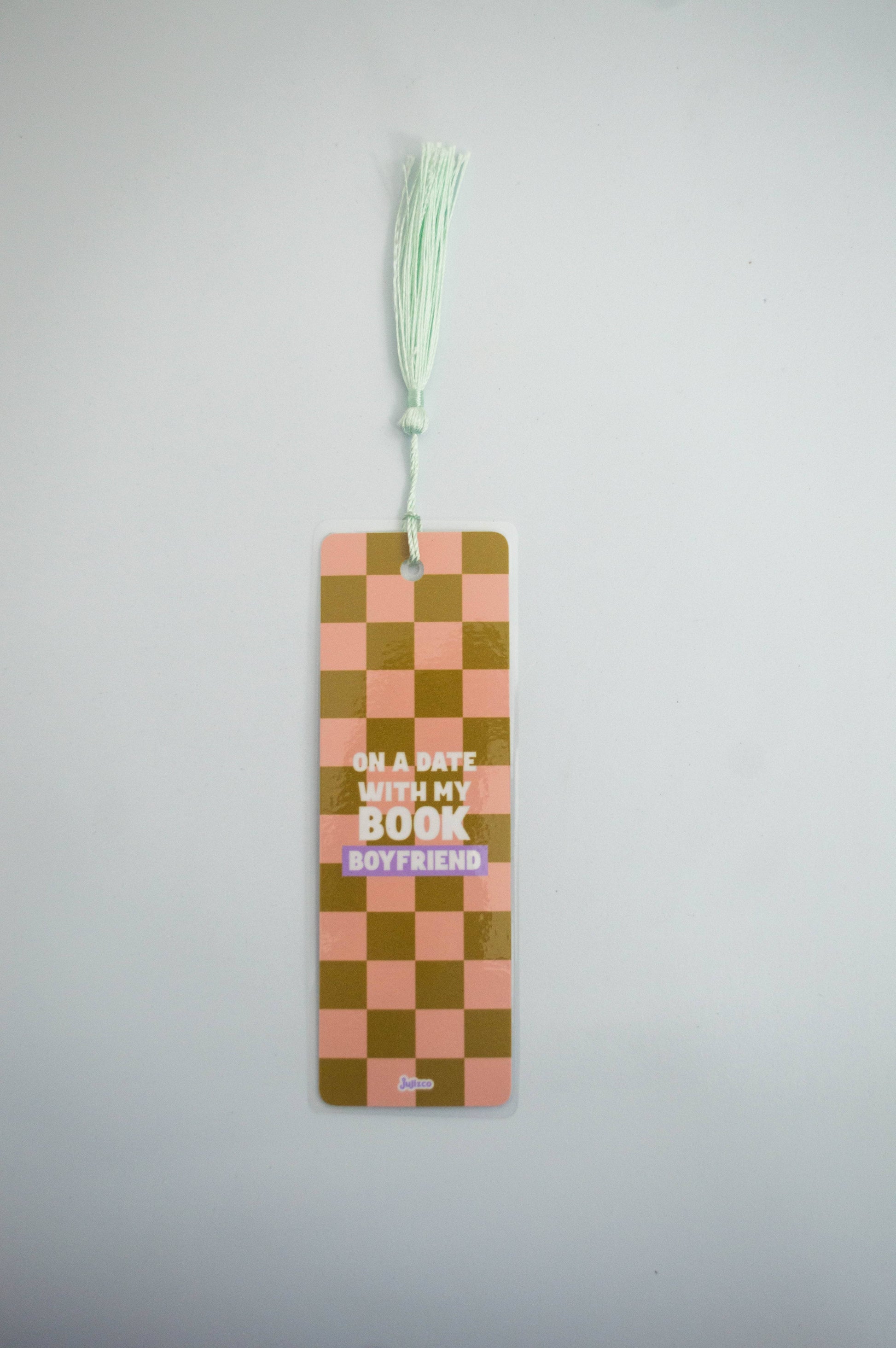 (Bookmark en diseño que dice "Date With My Book Boyfriend" con tassel de color.)