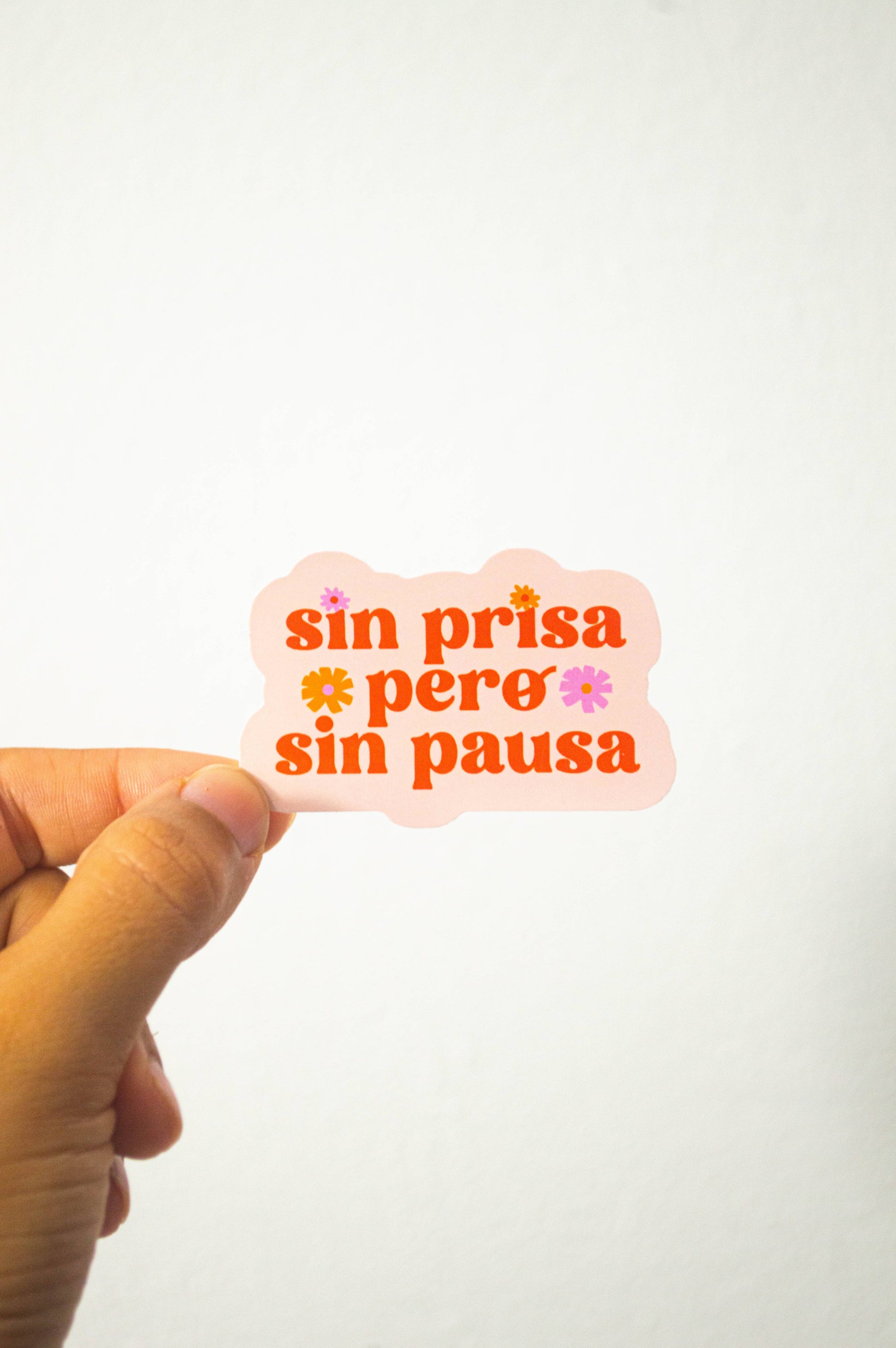 Sticker con la frase "Sin Prisa Pero Sin Pausa" en un diseño colorido